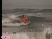 порно коротко стриженная блондинка трахается с парнем на островке